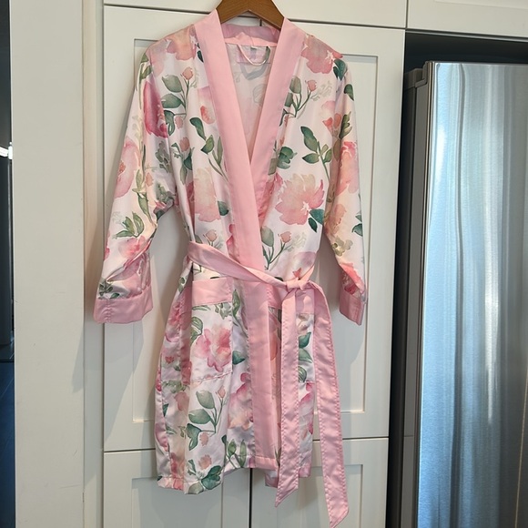 HELLO GORGEOUS Floral Satin Robe Size S - Picture 9 of 12